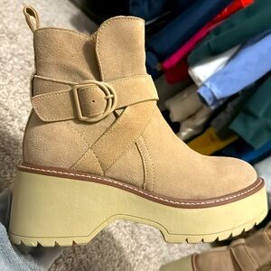 LIKE NEW! Blondo Waterproof Platform Bootie